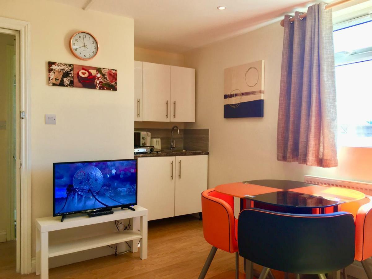 London Studio Apartments, Private Bathrooms And Parking إيلفورد المظهر الخارجي الصورة