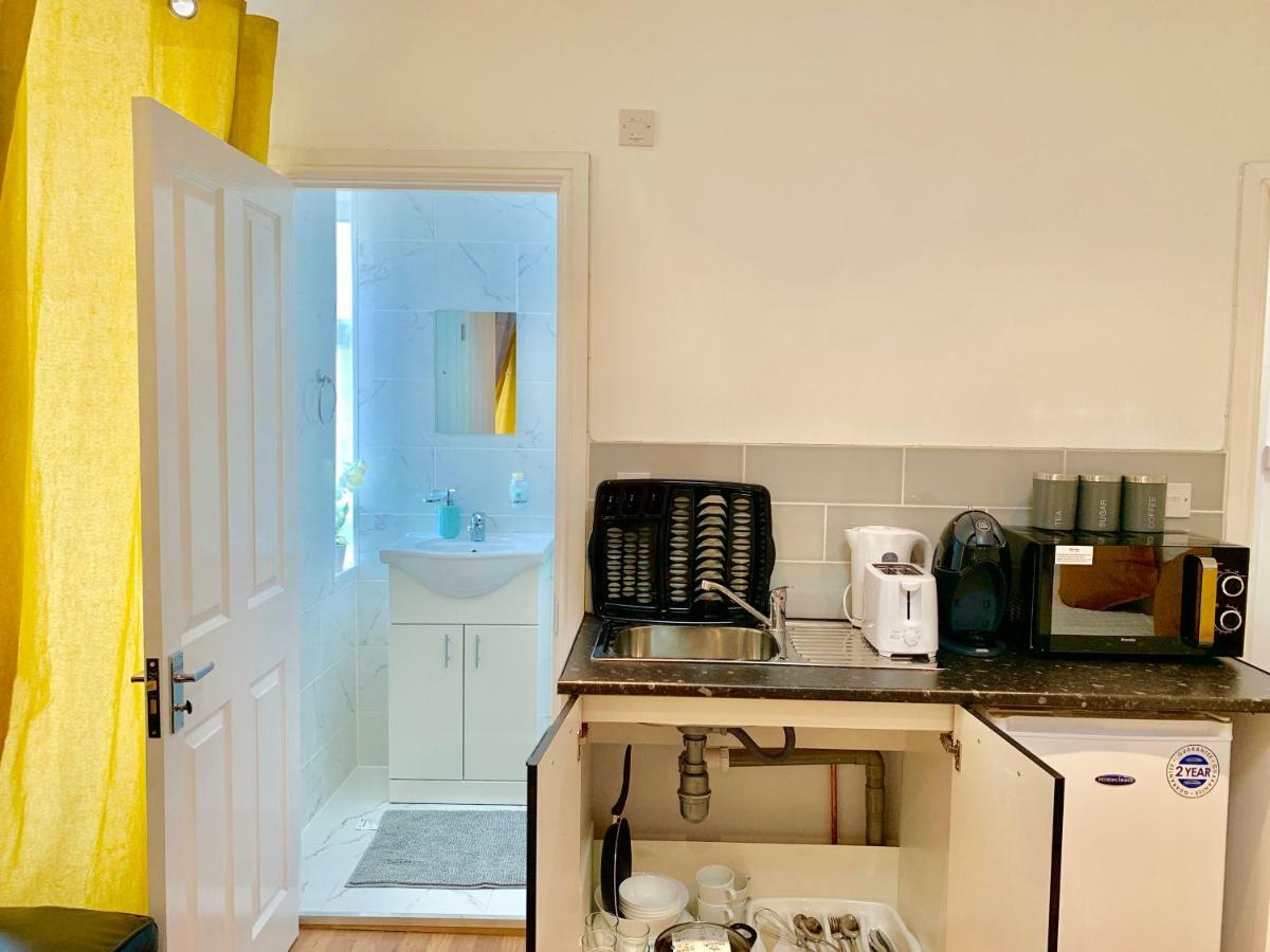 London Studio Apartments, Private Bathrooms And Parking إيلفورد المظهر الخارجي الصورة
