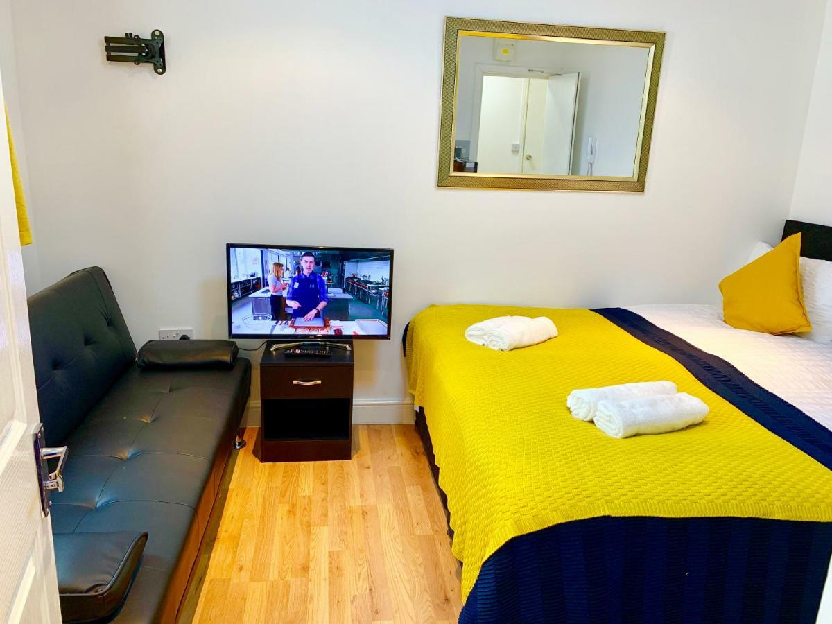 London Studio Apartments, Private Bathrooms And Parking إيلفورد المظهر الخارجي الصورة