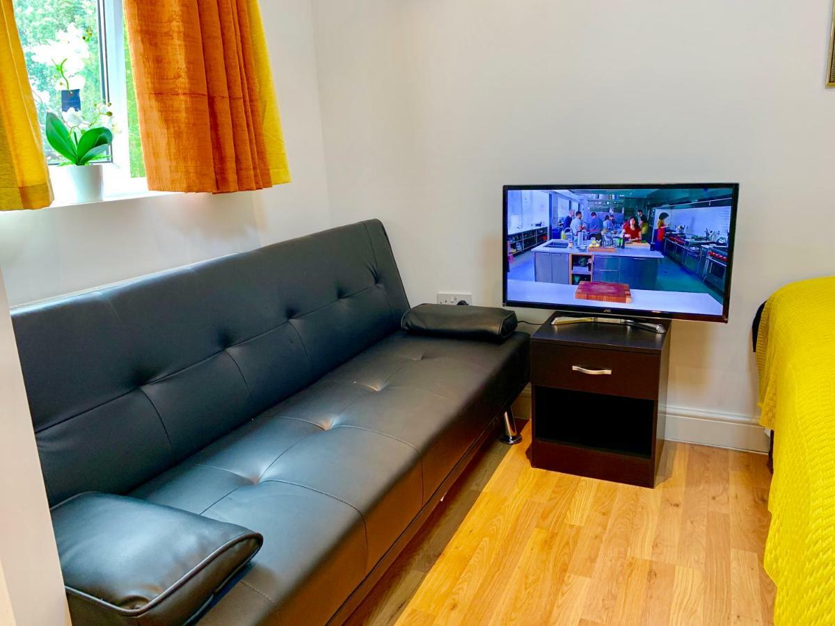London Studio Apartments, Private Bathrooms And Parking إيلفورد المظهر الخارجي الصورة