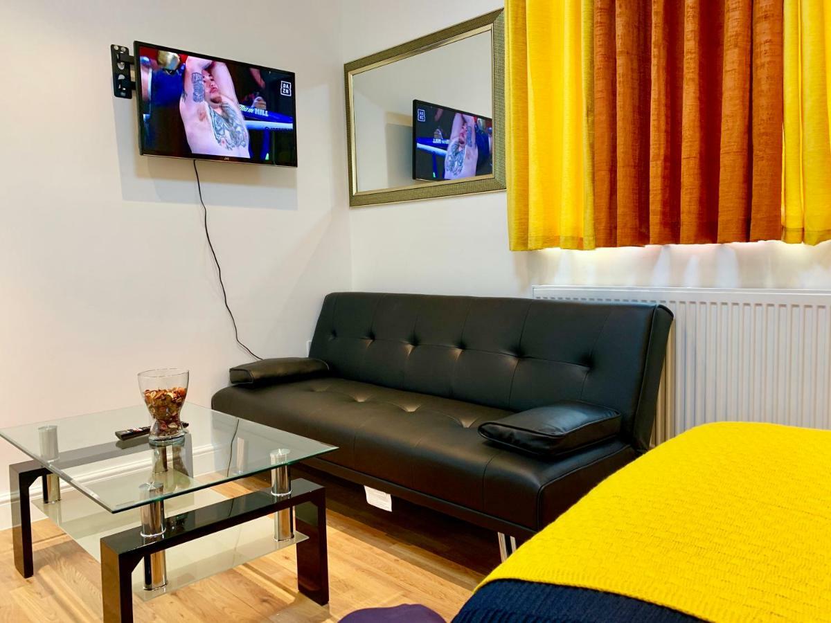 London Studio Apartments, Private Bathrooms And Parking إيلفورد المظهر الخارجي الصورة
