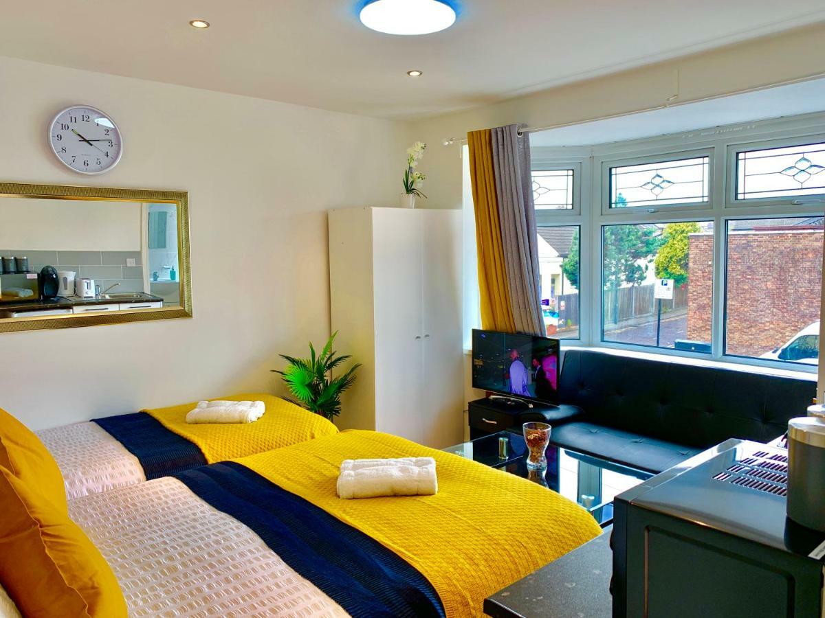 London Studio Apartments, Private Bathrooms And Parking إيلفورد المظهر الخارجي الصورة